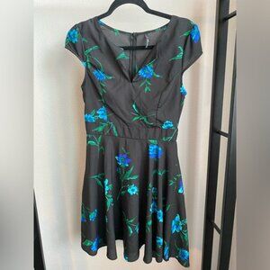 LULUS Black Blue Floral Print Cap Sleeve Mini Dress Size‎ Medium